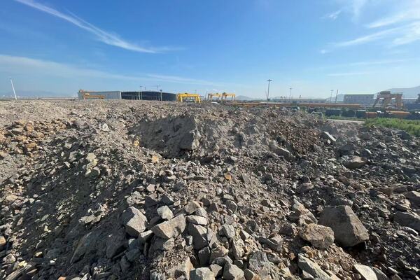 白峰街道半山宁波港外危险货物集装箱场站项目的中强风化层石方（具体以工程量估算报告为准）以及位于宁波市北仑区郭巨街道碧兰咀堆场的土石方