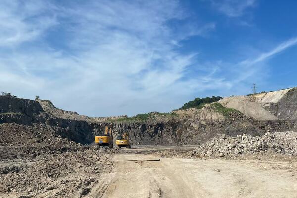 白峰街道半山宁波港外危险货物集装箱场站项目的中强风化层石方（具体以工程量估算报告为准）以及位于宁波市北仑区郭巨街道碧兰咀堆场的土石方