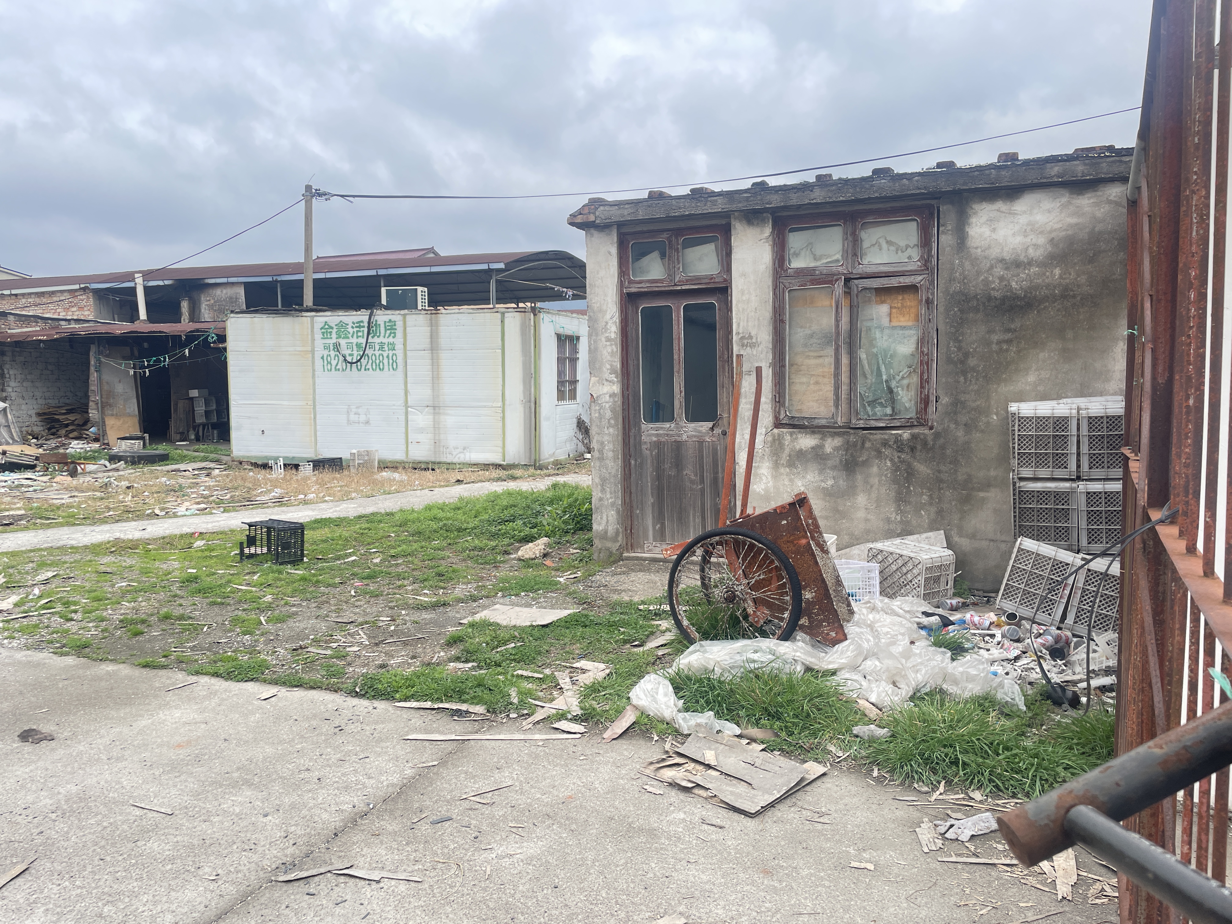 临海市涌泉镇泾西村车站旁边桔场房屋及围墙内空地的租赁权