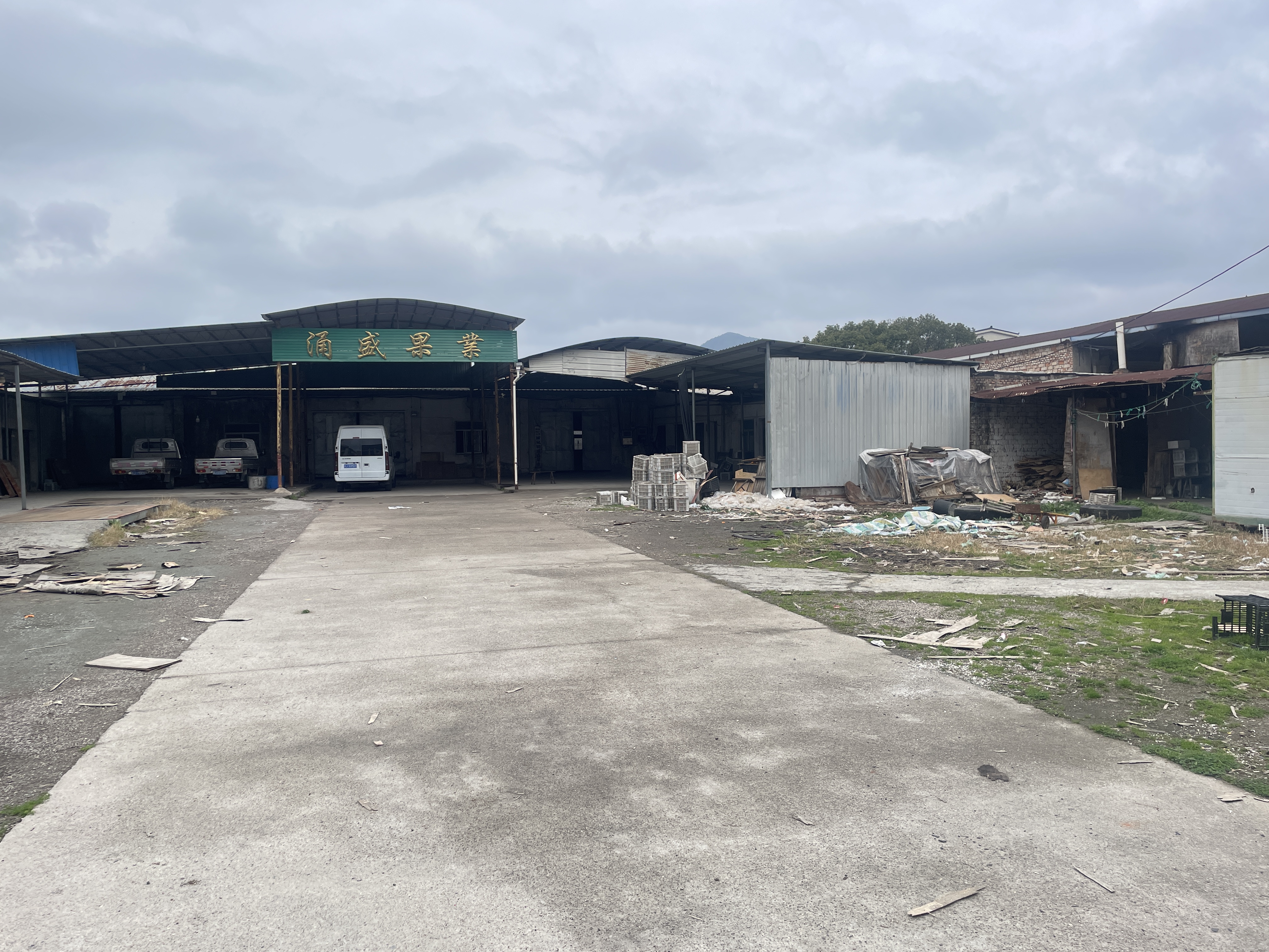 临海市涌泉镇泾西村车站旁边桔场房屋及围墙内空地的租赁权