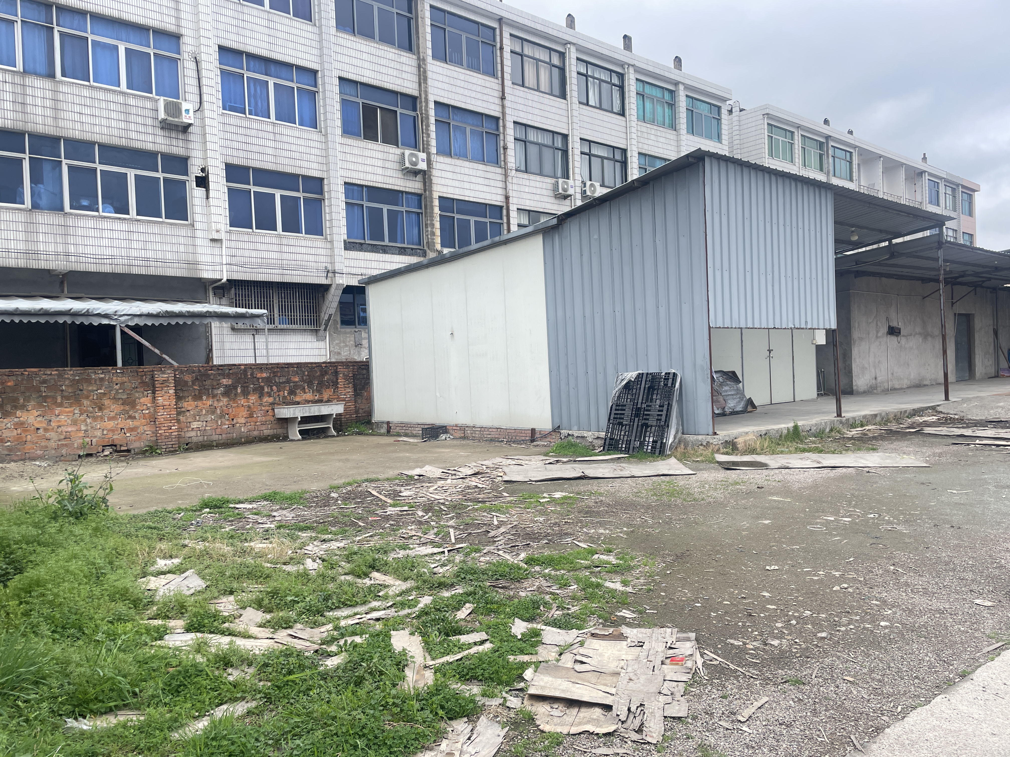 临海市涌泉镇泾西村车站旁边桔场房屋及围墙内空地的租赁权