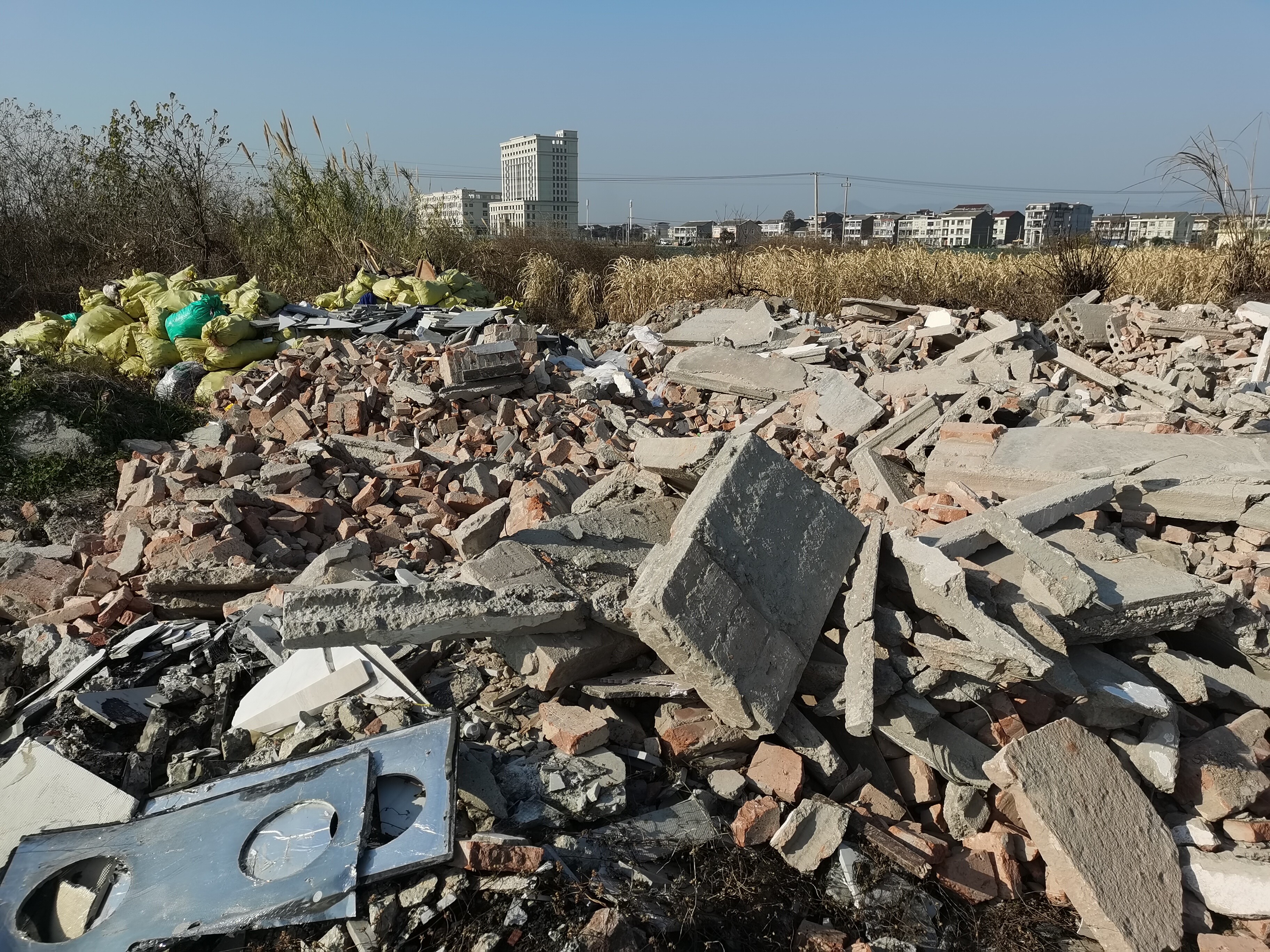 临海市杜桥镇西堑村阔塗岸复垦项目的土石渣