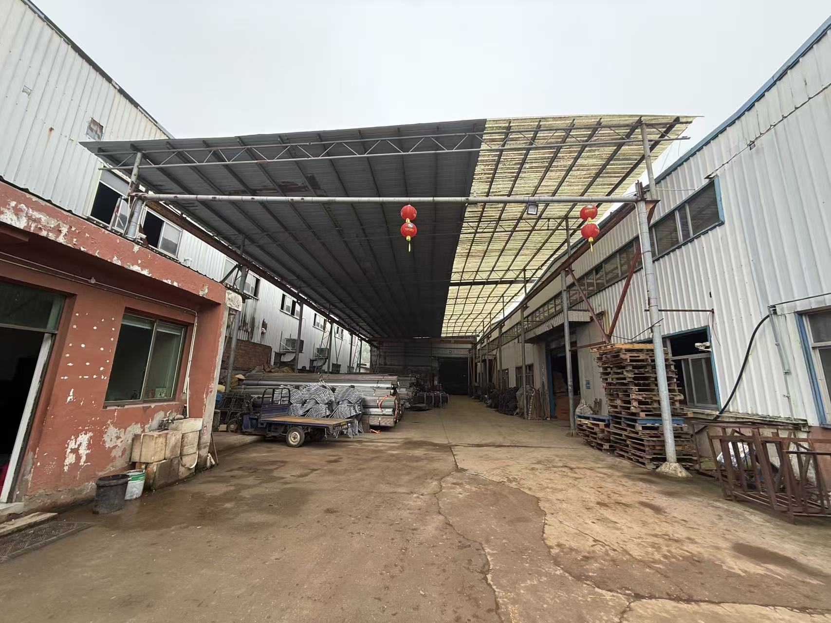 临海市汛桥镇利丰村104国道南侧的地上建筑物的租赁权