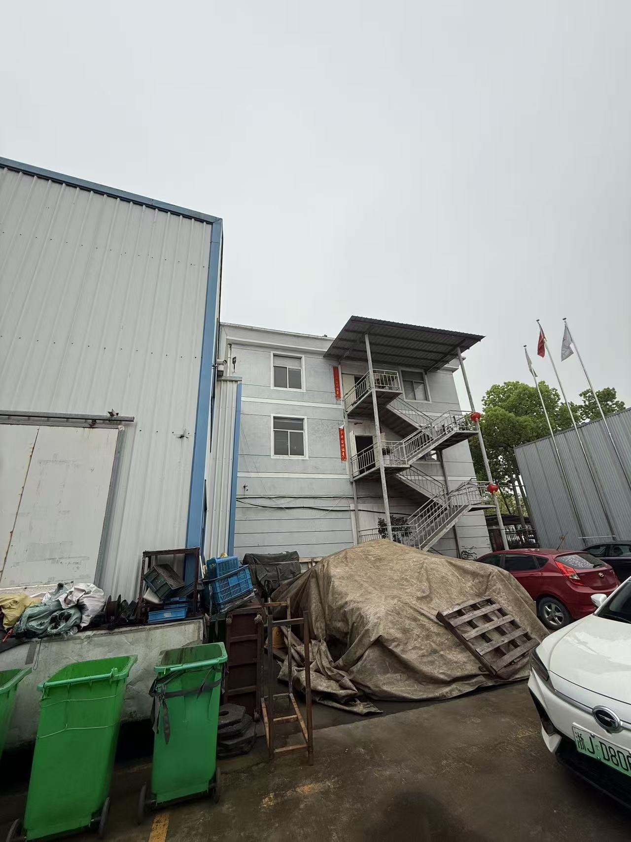 临海市汛桥镇利丰村104国道南侧的地上建筑物的租赁权