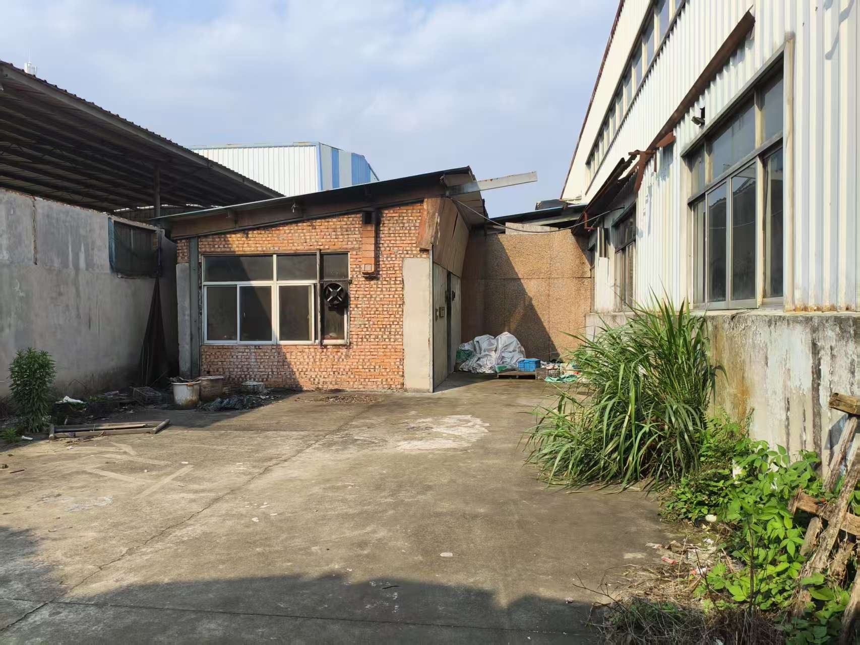 临海市涌泉镇梅岘村83省道公路北面的1幢4层楼厂房和一层钢架结构及围墙内空地（整体出租）
