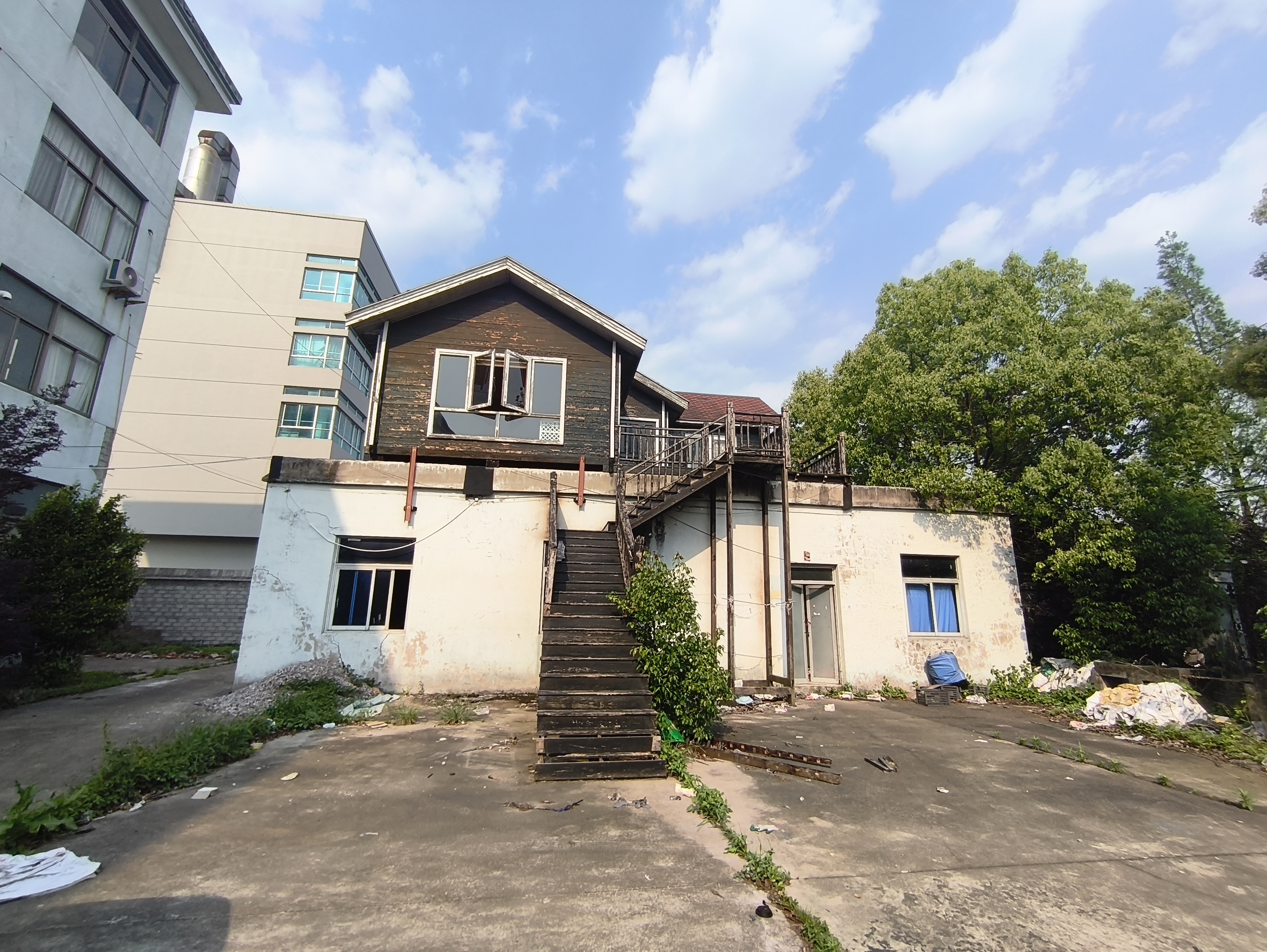临海市涌泉镇梅岘村83省道公路北面的1幢4层楼厂房和一层钢架结构及围墙内空地（整体出租）