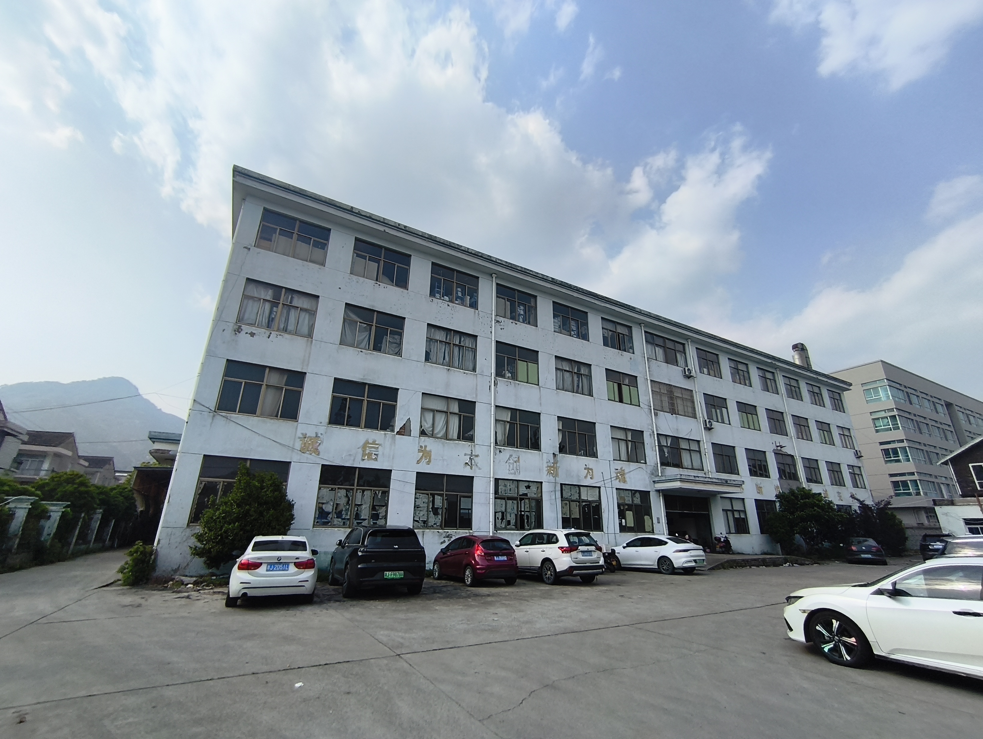 临海市涌泉镇梅岘村83省道公路北面的1幢4层楼厂房和一层钢架结构及围墙内空地（整体出租）