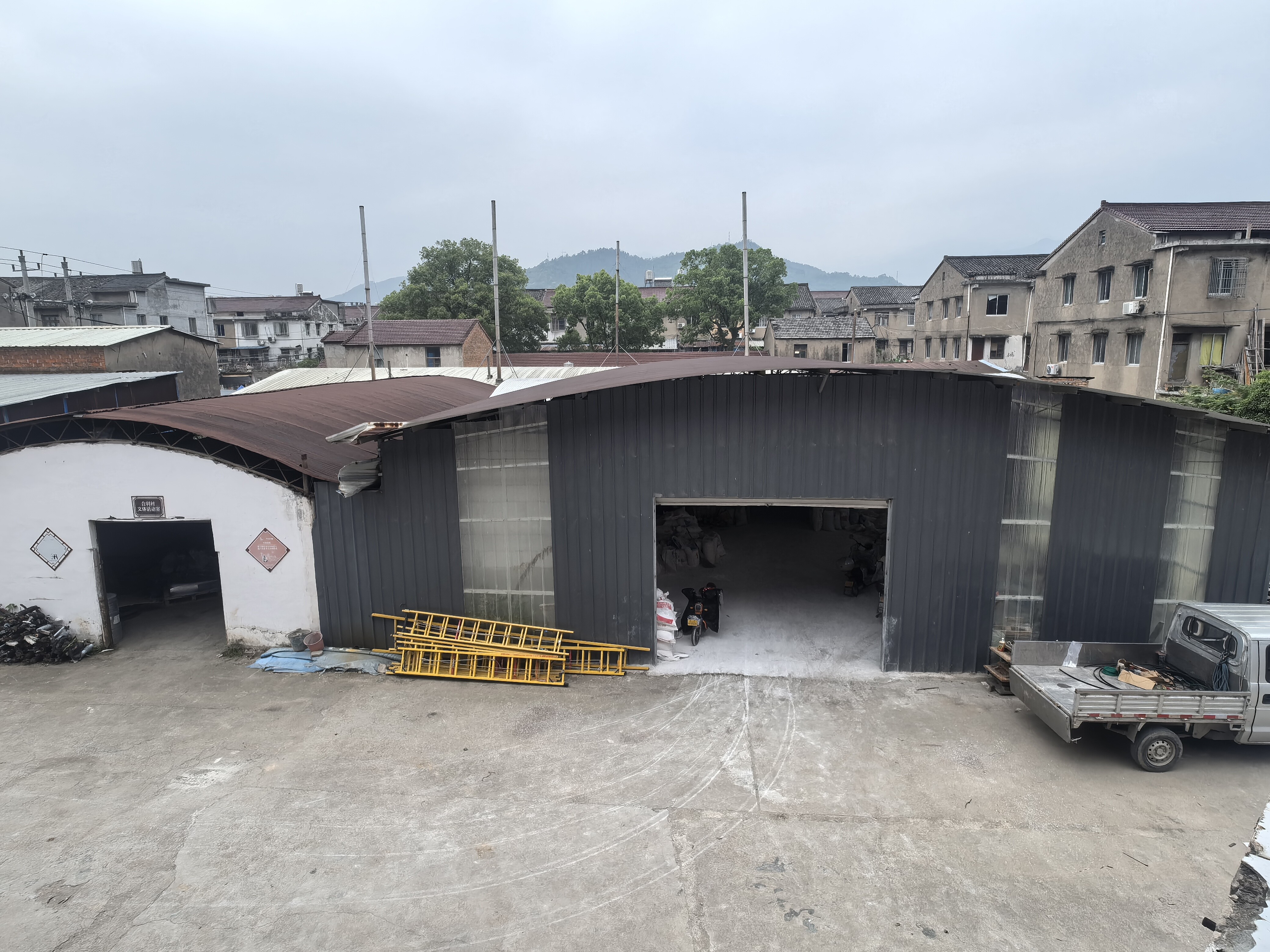 临海市古城街道合利村2-1号村办公楼一层和二层的部分房屋、三间铁皮棚及场地的租赁权（整体出租）