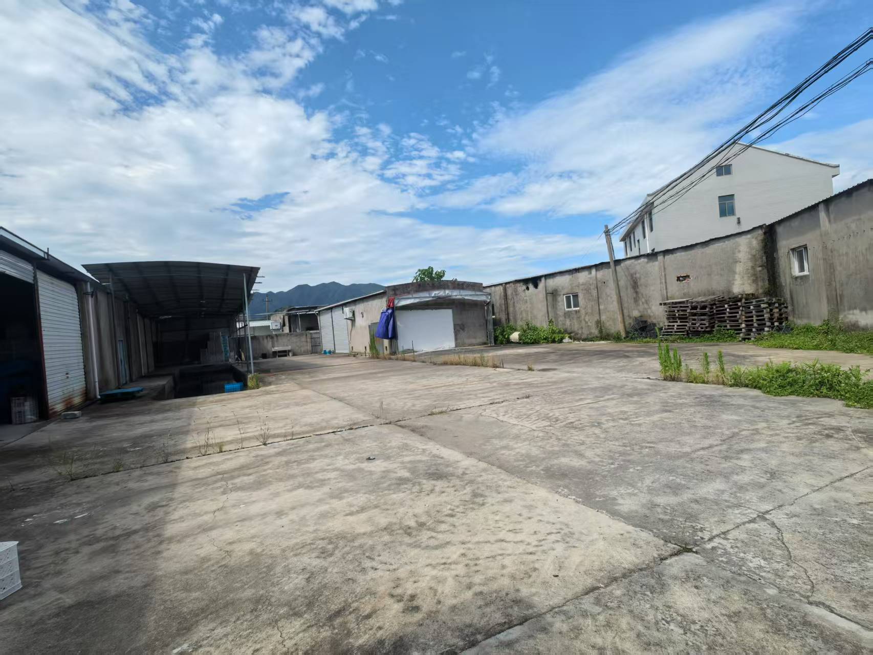 临海市涌泉镇梅岘村戏台北边房屋及围墙内空地租赁权（整体出租）