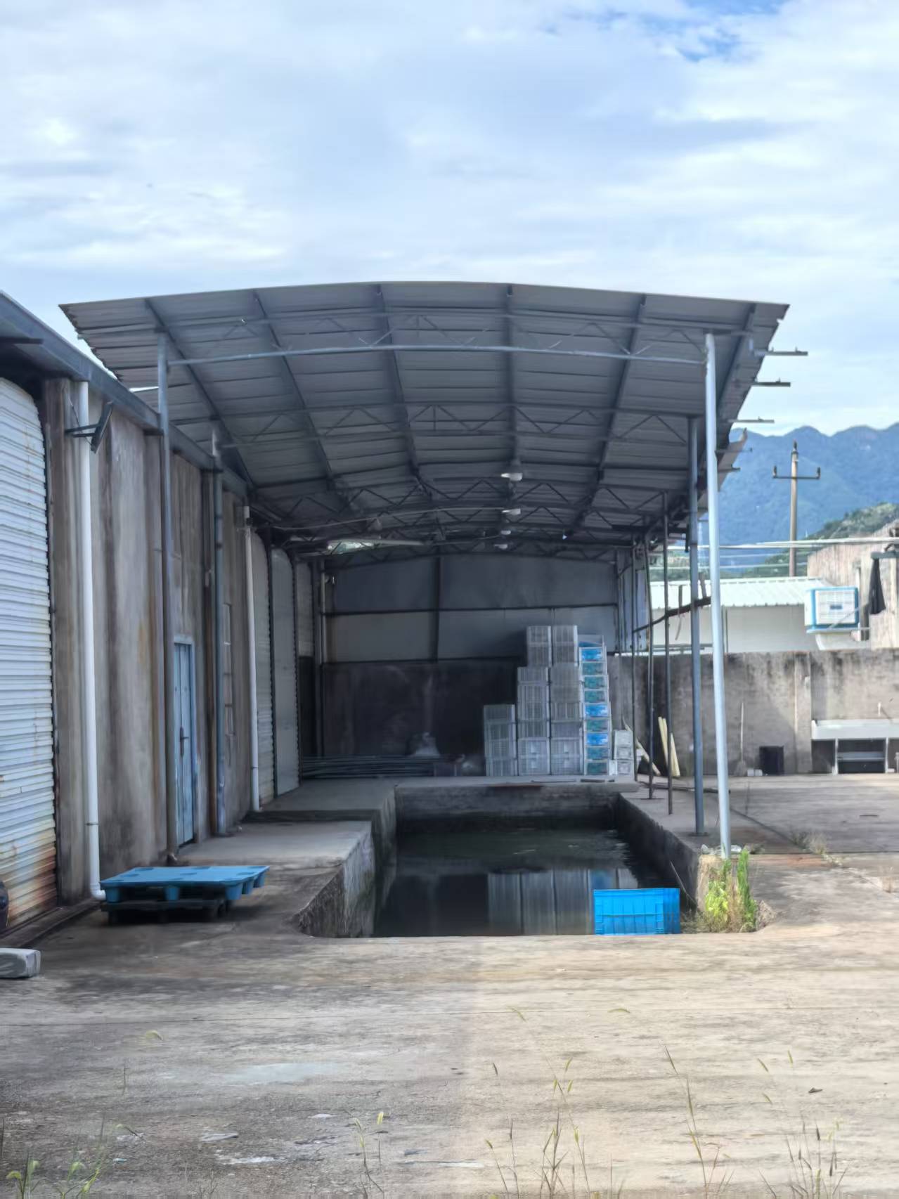 临海市涌泉镇梅岘村戏台北边房屋及围墙内空地租赁权（整体出租）