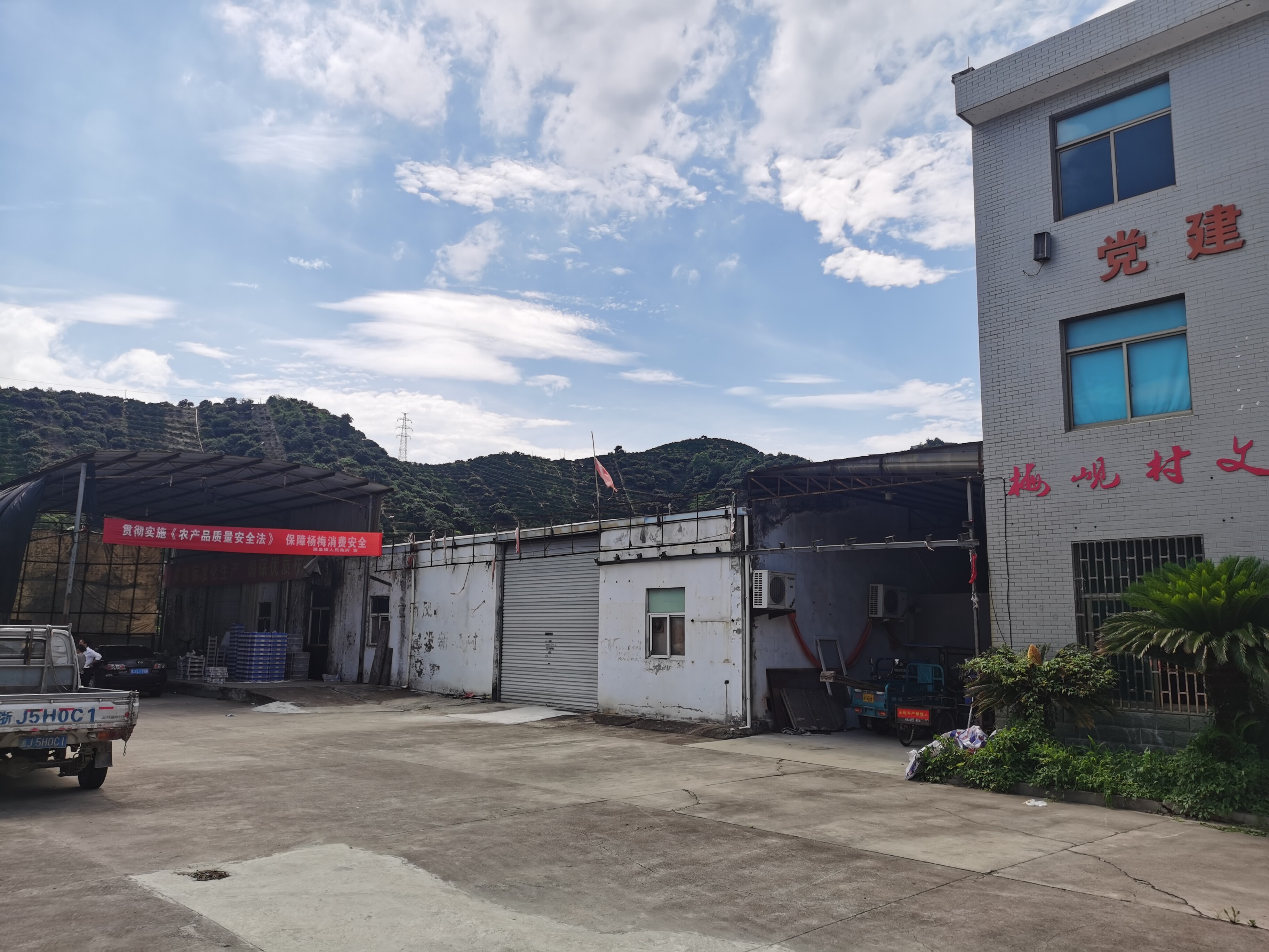 临海市涌泉镇梅岘村办公楼西边房屋和钢棚租赁权（整体出租）