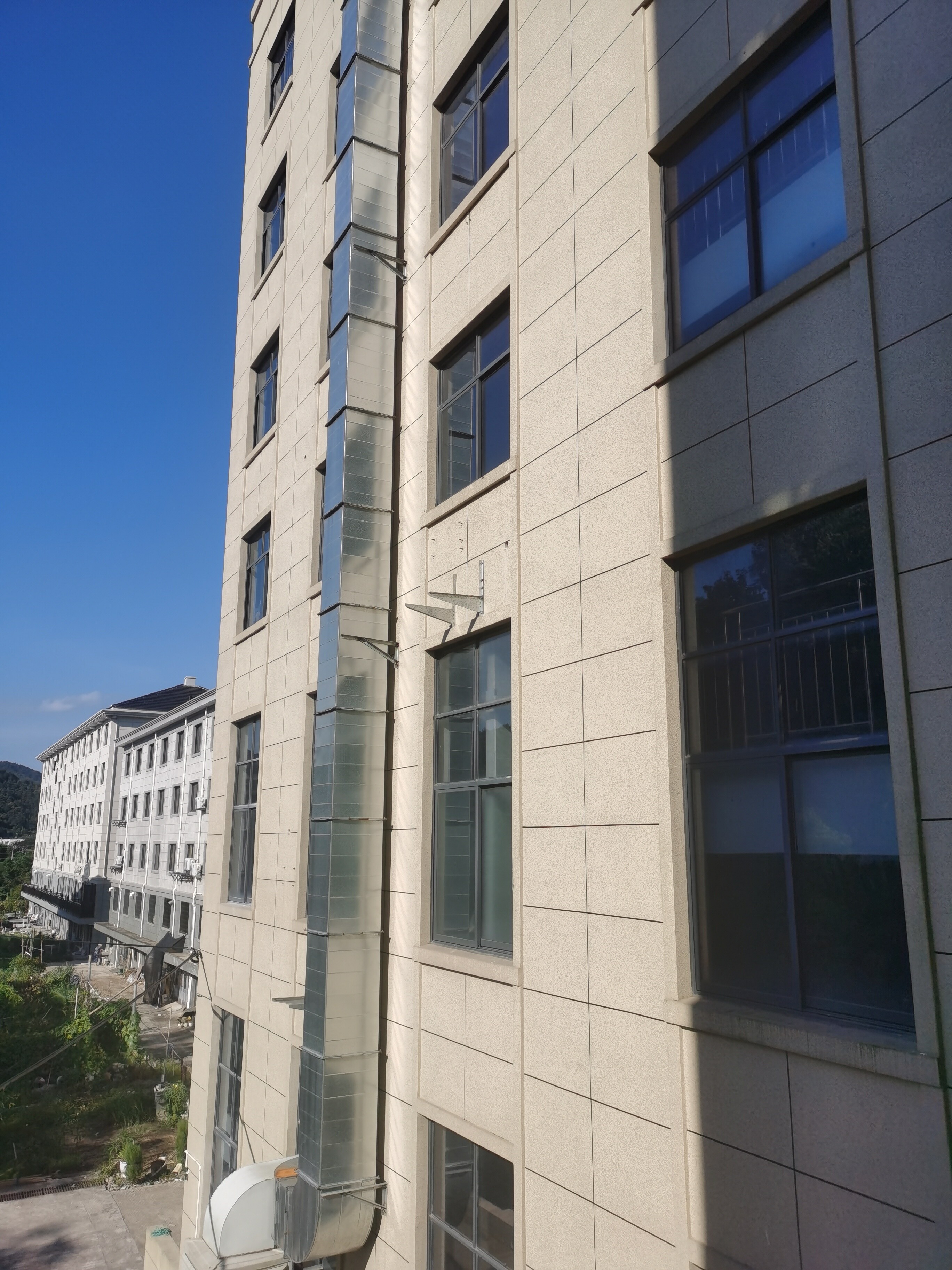 临海市小芝镇大来岙村桃渚路转角处村部综合楼的租赁权