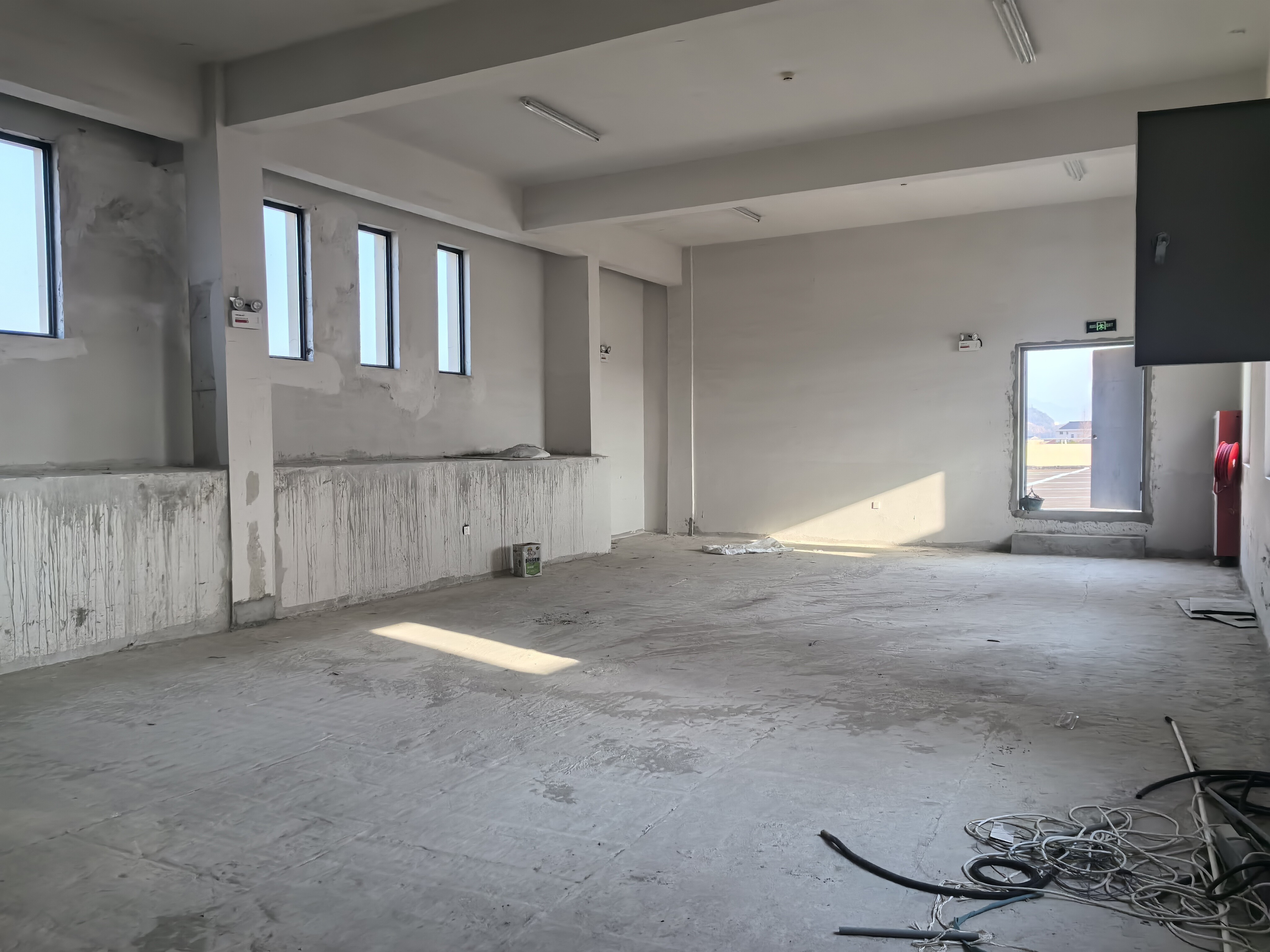 临海市大洋街道西新村农贸市场（2-3层、顶层）的租赁权