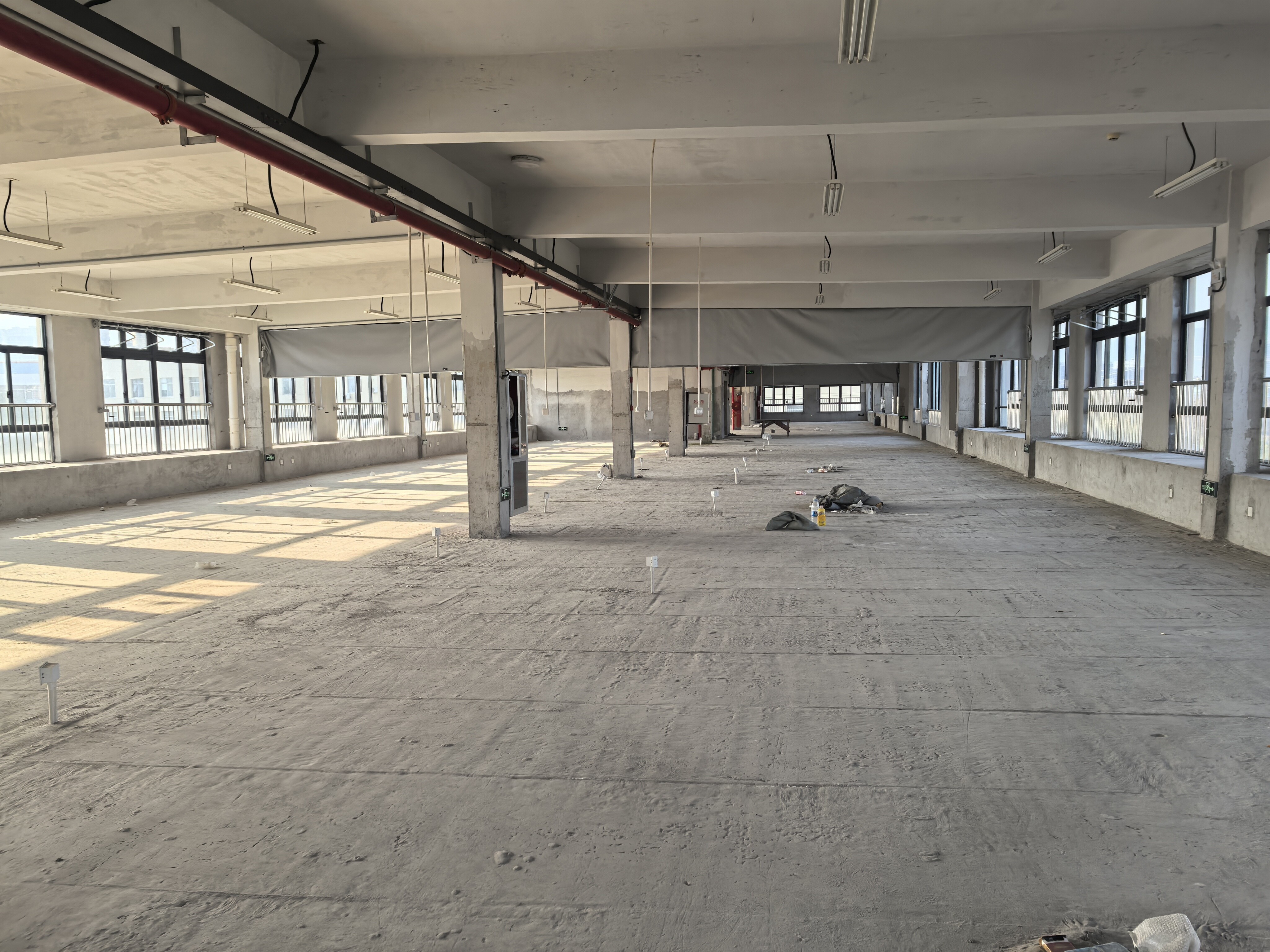 临海市大洋街道西新村农贸市场（2-3层、顶层）的租赁权