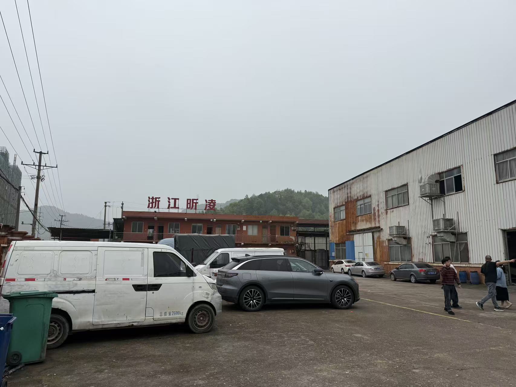 临海市汛桥镇利丰村104国道东段南侧路口的地上建筑物的租赁权