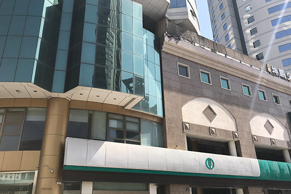 位于宁波市鄞州区彩虹北路2号某银行办公大楼(线下拍，62轮竞价，成交价1亿3250万)