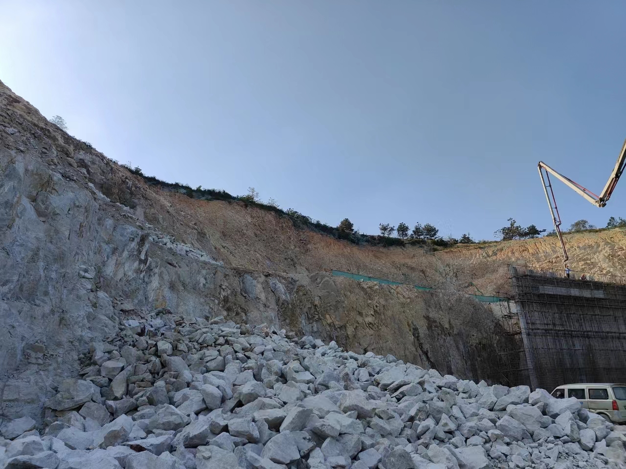 余姚市牟山镇绿城云溪玫瑰园西部在建地块北侧边坡治理工程和余姚市牟山镇青港村前郎岙二期2、3、4号地块低层项目（六标段）场地平整工程多余土石料（整体拍卖）
