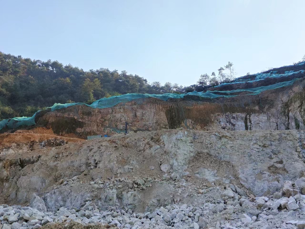 余姚市牟山镇绿城云溪玫瑰园西部在建地块北侧边坡治理工程和余姚市牟山镇青港村前郎岙二期2、3、4号地块低层项目（六标段）场地平整工程多余土石料（整体拍卖）