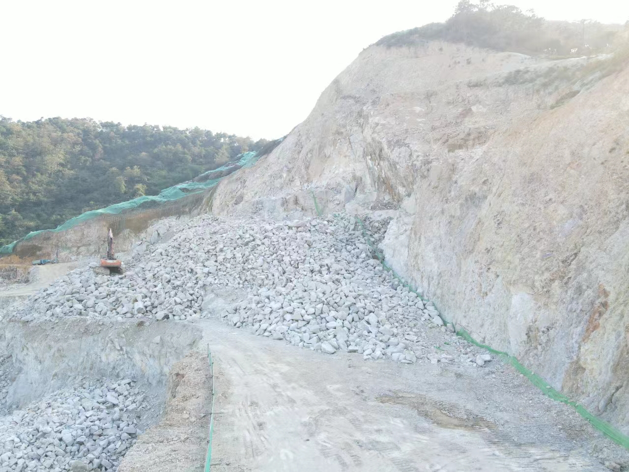 余姚市牟山镇绿城云溪玫瑰园西部在建地块北侧边坡治理工程和余姚市牟山镇青港村前郎岙二期2、3、4号地块低层项目（六标段）场地平整工程多余土石料（整体拍卖）