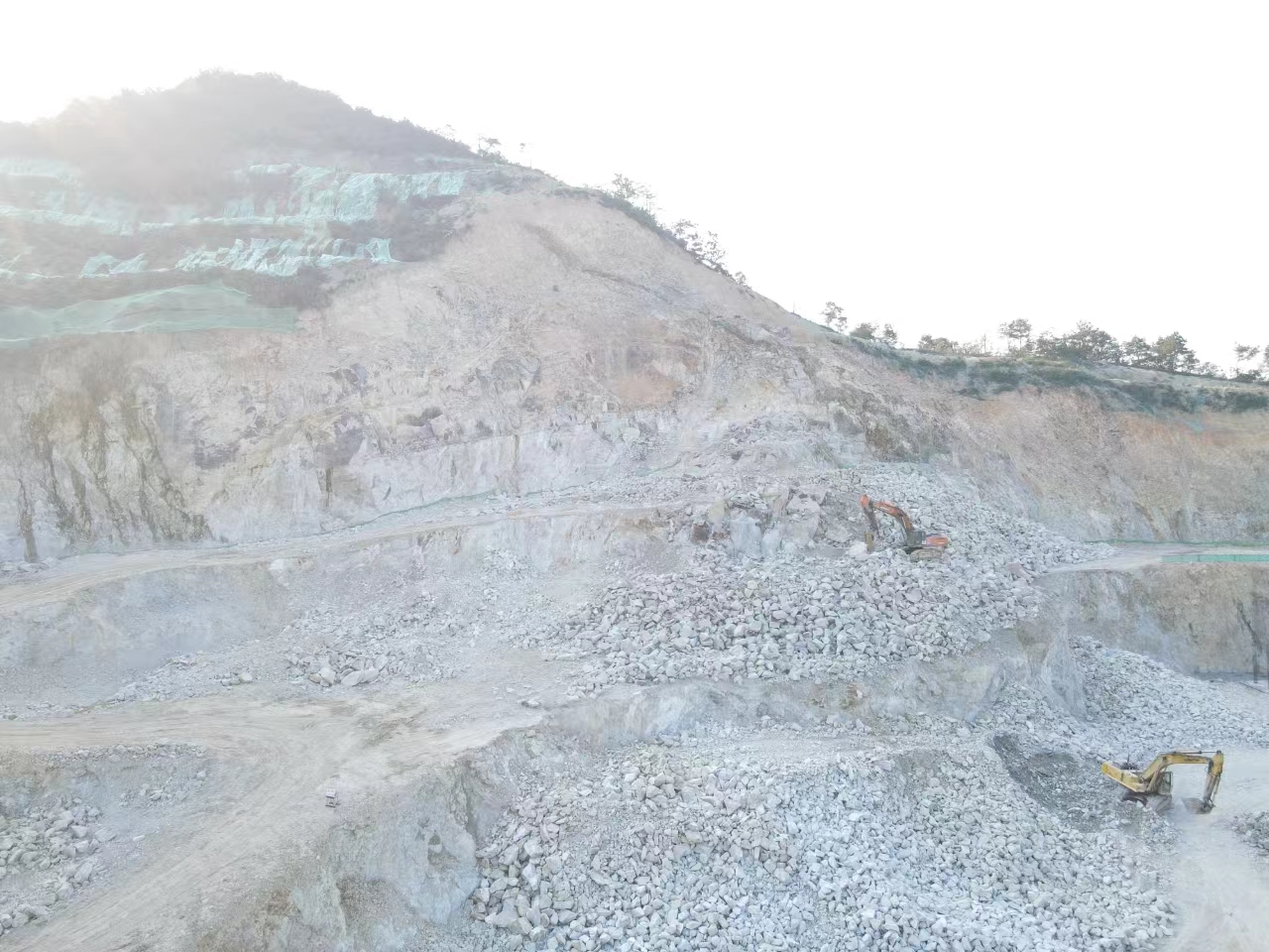 余姚市牟山镇绿城云溪玫瑰园西部在建地块北侧边坡治理工程和余姚市牟山镇青港村前郎岙二期2、3、4号地块低层项目（六标段）场地平整工程多余土石料（整体拍卖）