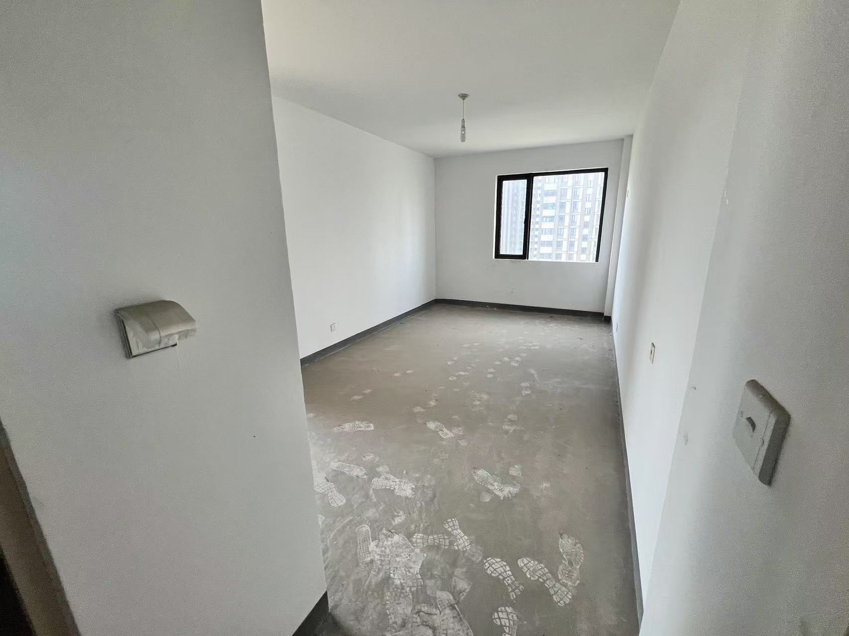 序号01：书香景苑三期、明湖花苑二期、新韵花苑的56套房屋（整体出租）