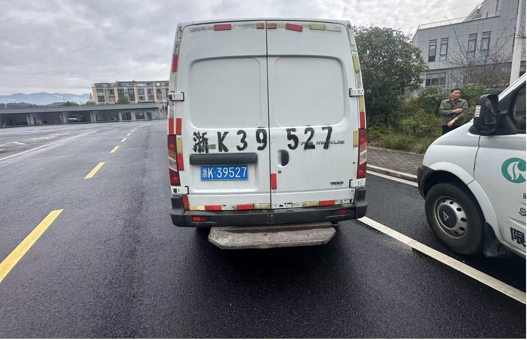 浙K39527大通牌轻型封闭货车一辆
