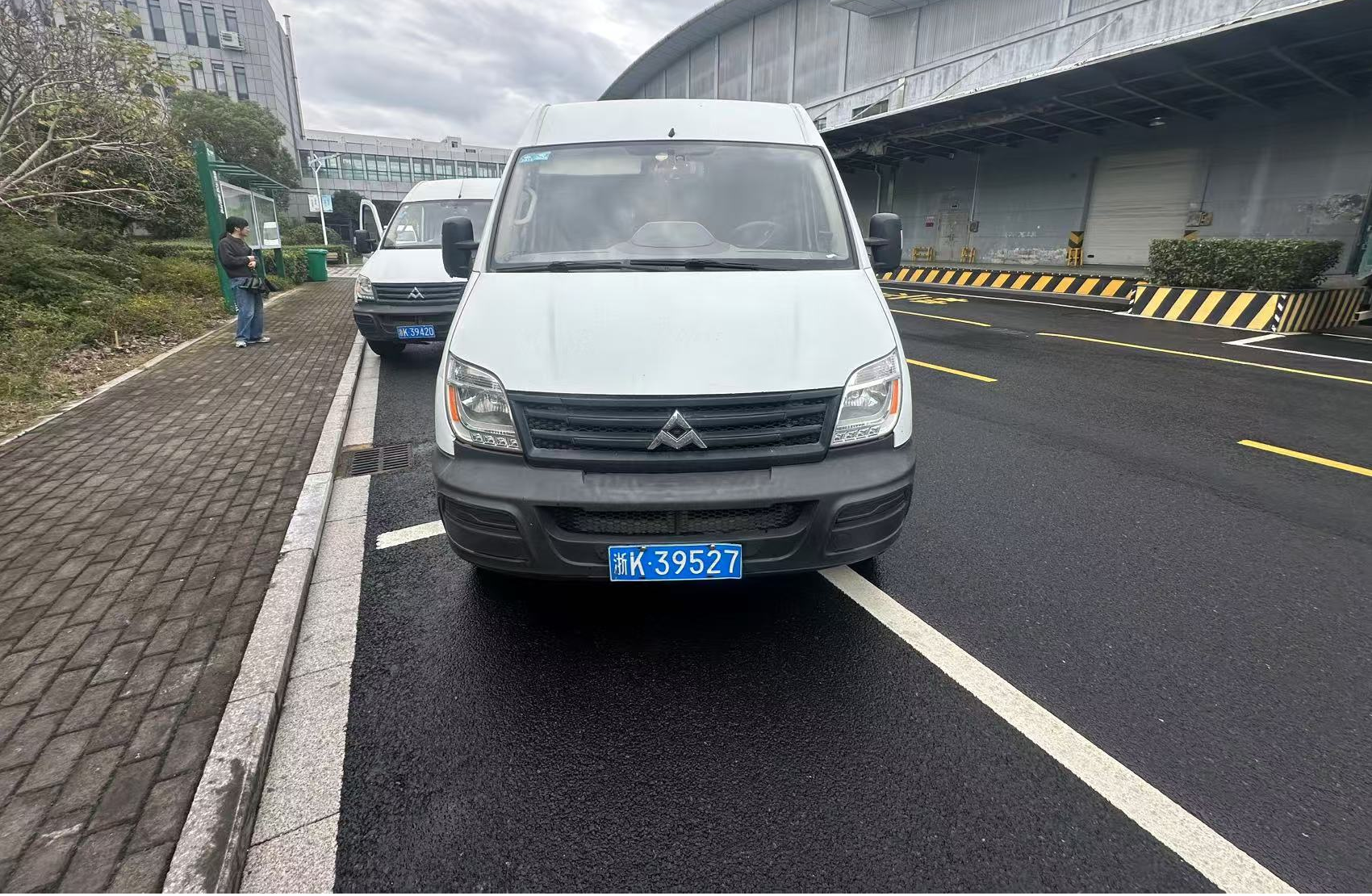 浙K39527大通牌轻型封闭货车一辆