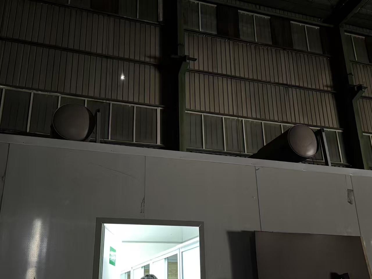 某单位处置的位于北仑区新碶街道富春江路618号的隔墙板、电缆、屋顶式风冷热泵型空调机组、成品移动式卫生间等物资一批