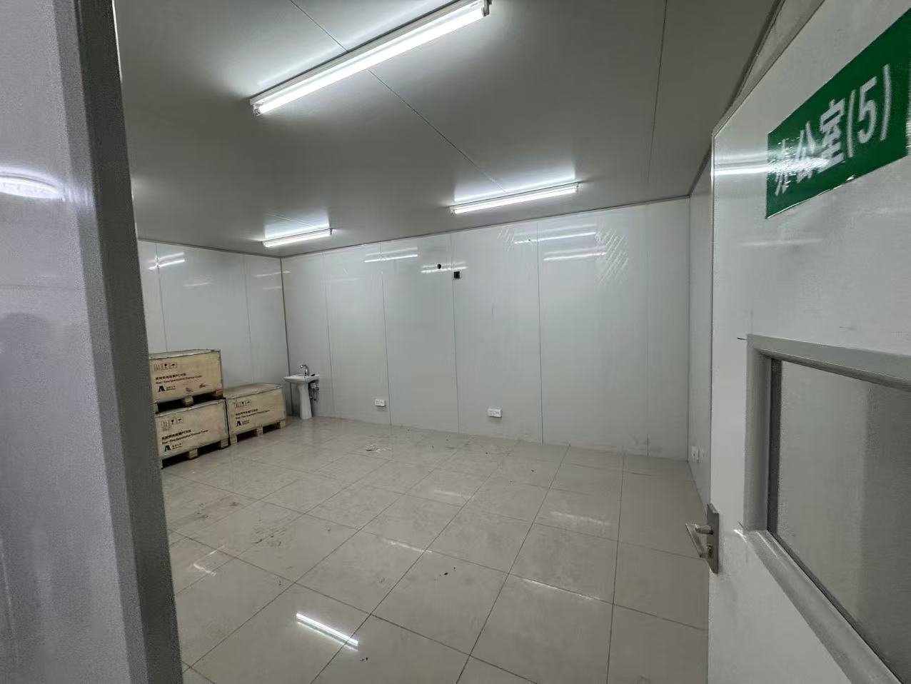 某单位处置的位于北仑区新碶街道富春江路618号的隔墙板、电缆、屋顶式风冷热泵型空调机组、成品移动式卫生间等物资一批