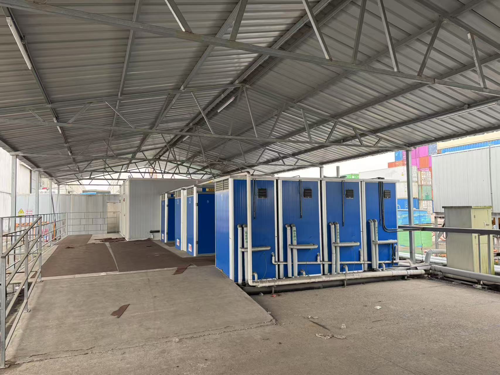 某单位处置的位于北仑区新碶街道富春江路618号的隔墙板、电缆、屋顶式风冷热泵型空调机组、成品移动式卫生间等物资一批