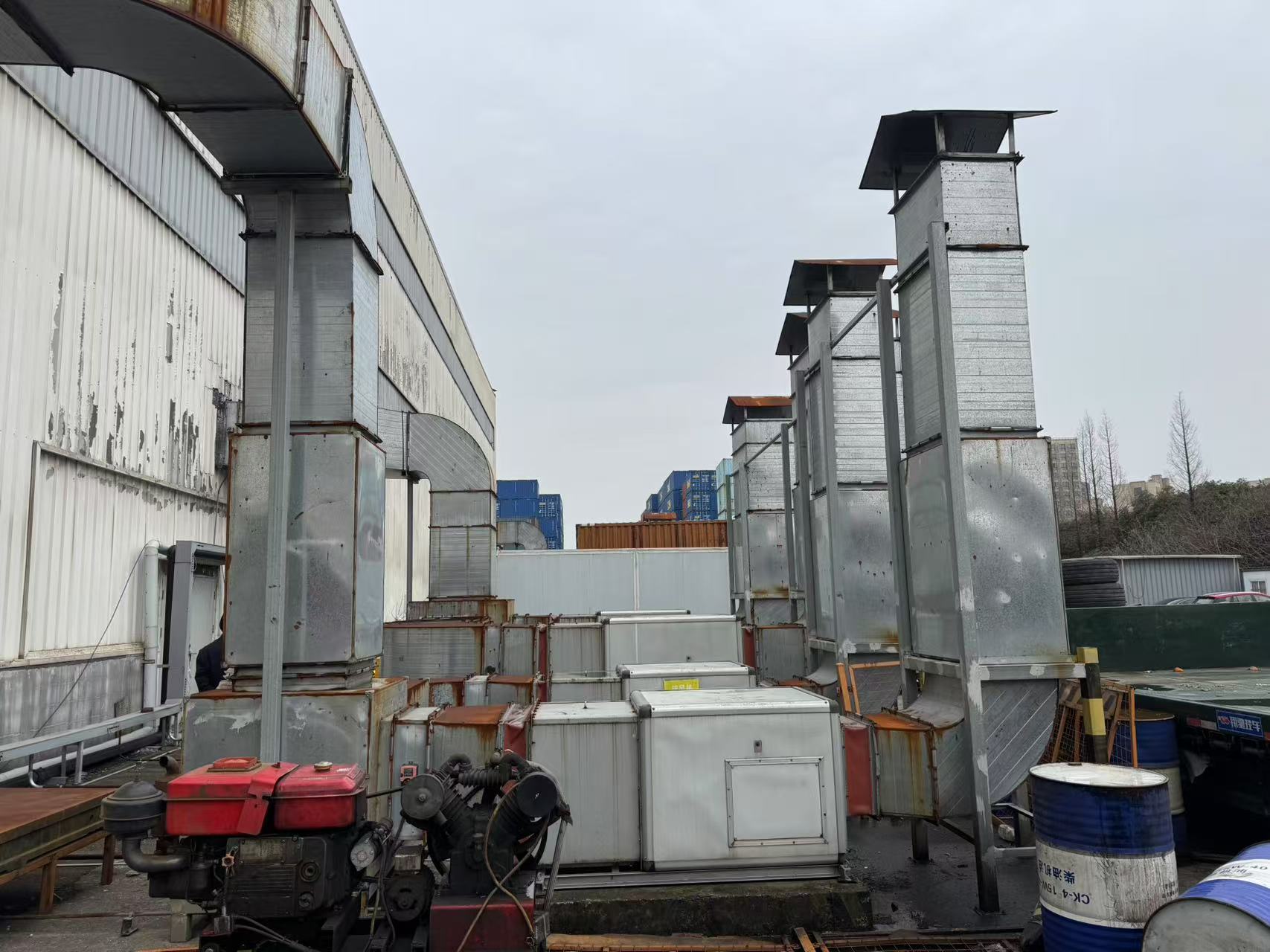 某单位处置的位于北仑区新碶街道富春江路618号的隔墙板、电缆、屋顶式风冷热泵型空调机组、成品移动式卫生间等物资一批