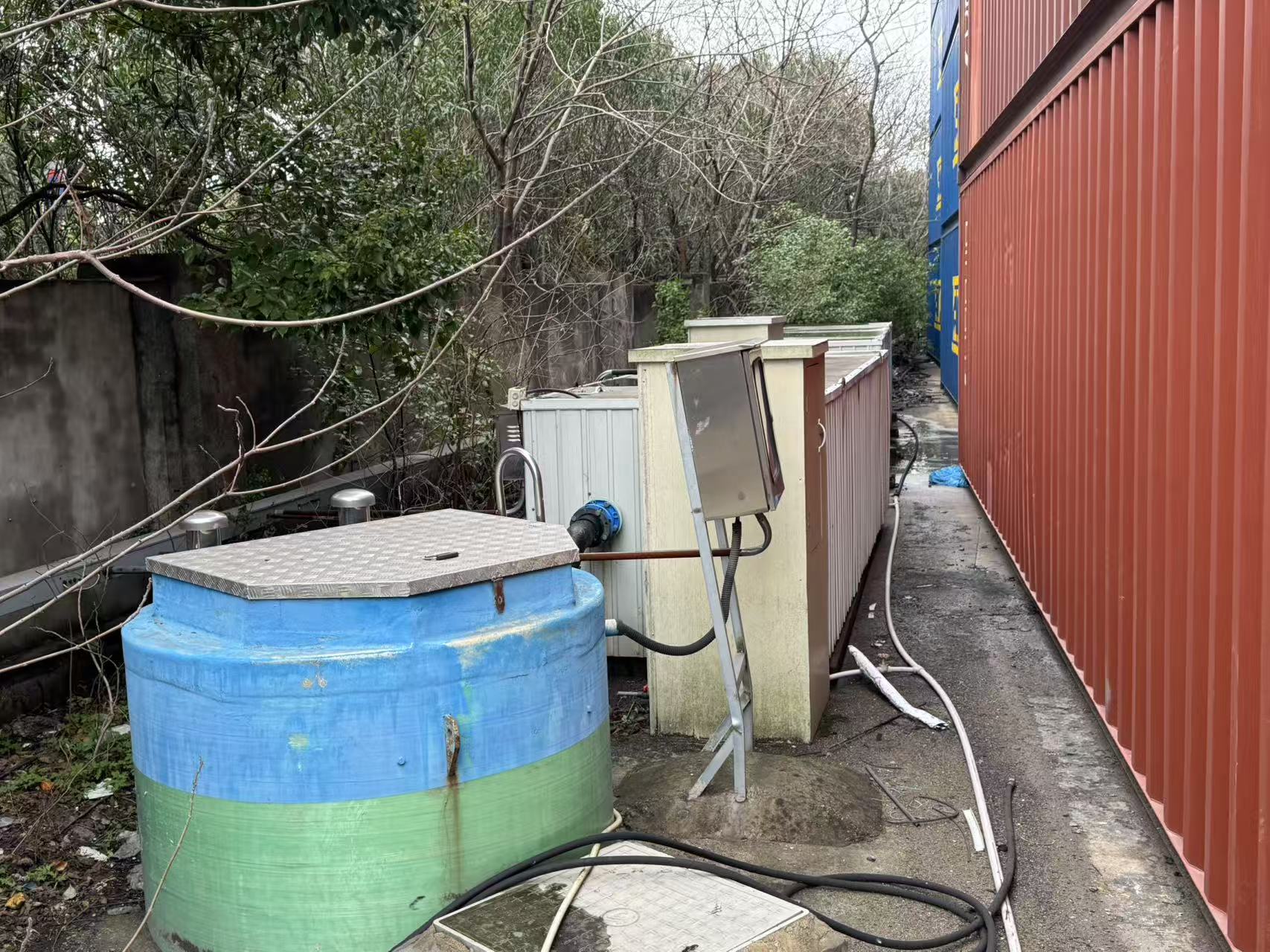 某单位处置的位于北仑区新碶街道富春江路618号的隔墙板、电缆、屋顶式风冷热泵型空调机组、成品移动式卫生间等物资一批