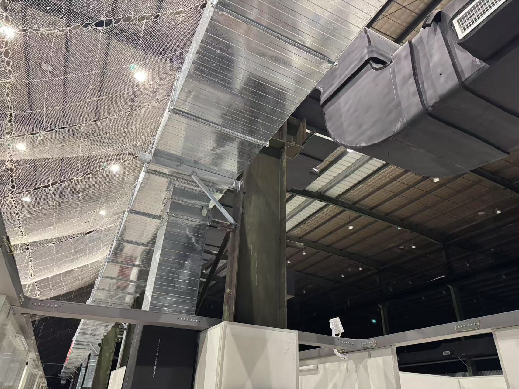 某单位处置的位于北仑区新碶街道富春江路618号的隔墙板、电缆、屋顶式风冷热泵型空调机组、成品移动式卫生间等物资一批