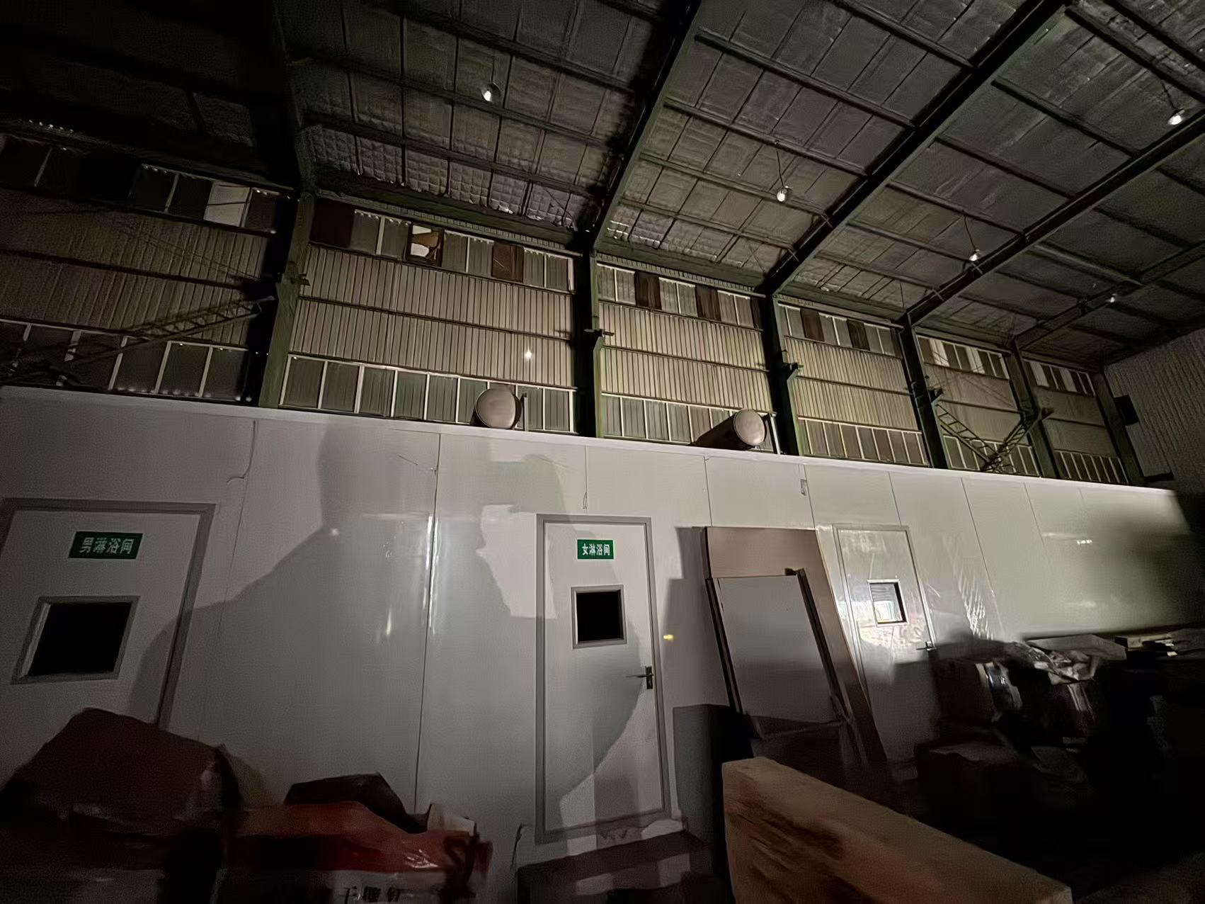 某单位处置的位于北仑区新碶街道富春江路618号的隔墙板、电缆、屋顶式风冷热泵型空调机组、成品移动式卫生间等物资一批