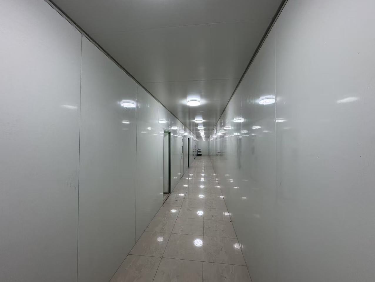 某单位处置的位于北仑区新碶街道富春江路618号的隔墙板、电缆、屋顶式风冷热泵型空调机组、成品移动式卫生间等物资一批