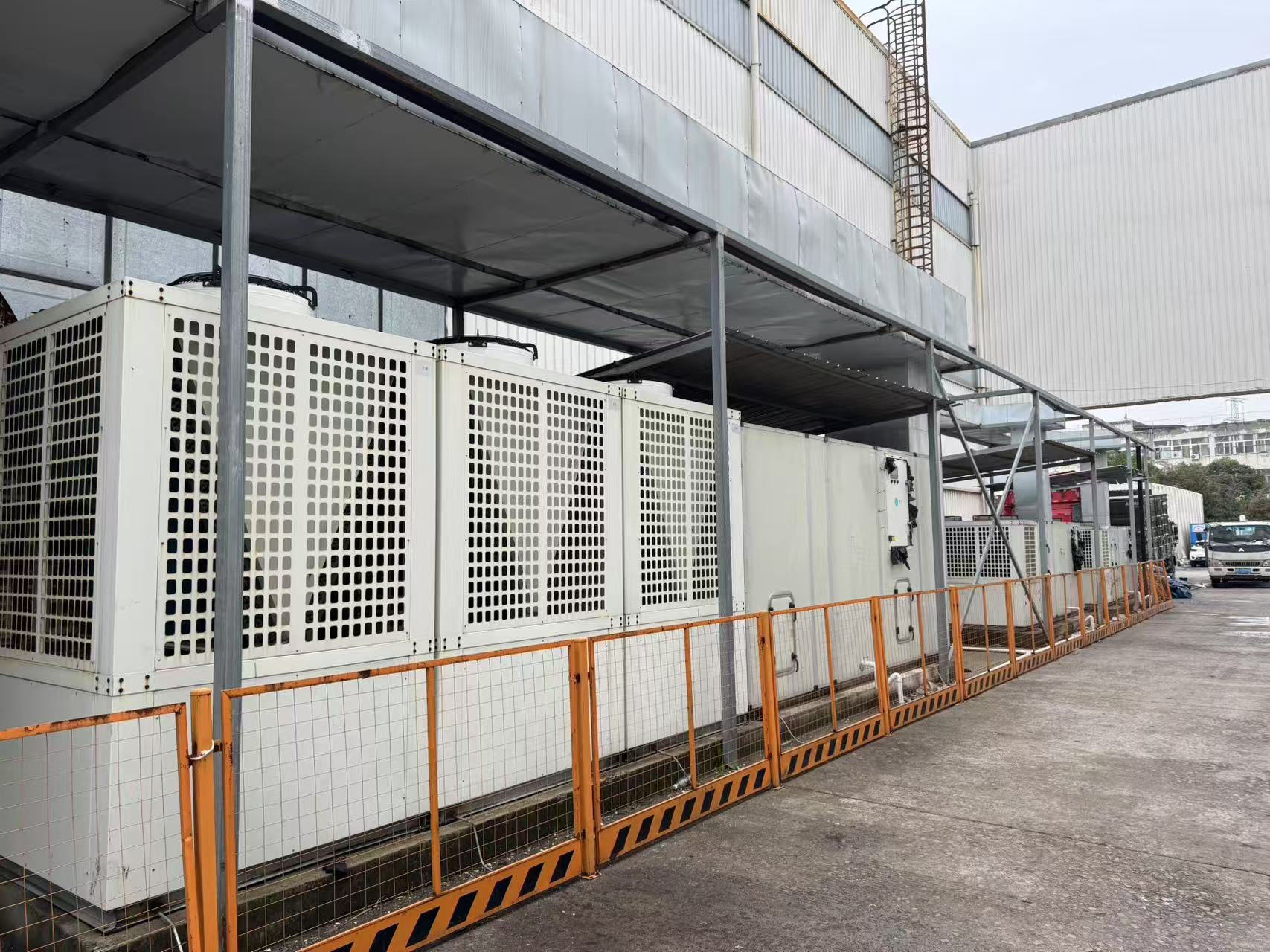 某单位处置的位于北仑区新碶街道富春江路618号的隔墙板、电缆、屋顶式风冷热泵型空调机组、成品移动式卫生间等物资一批