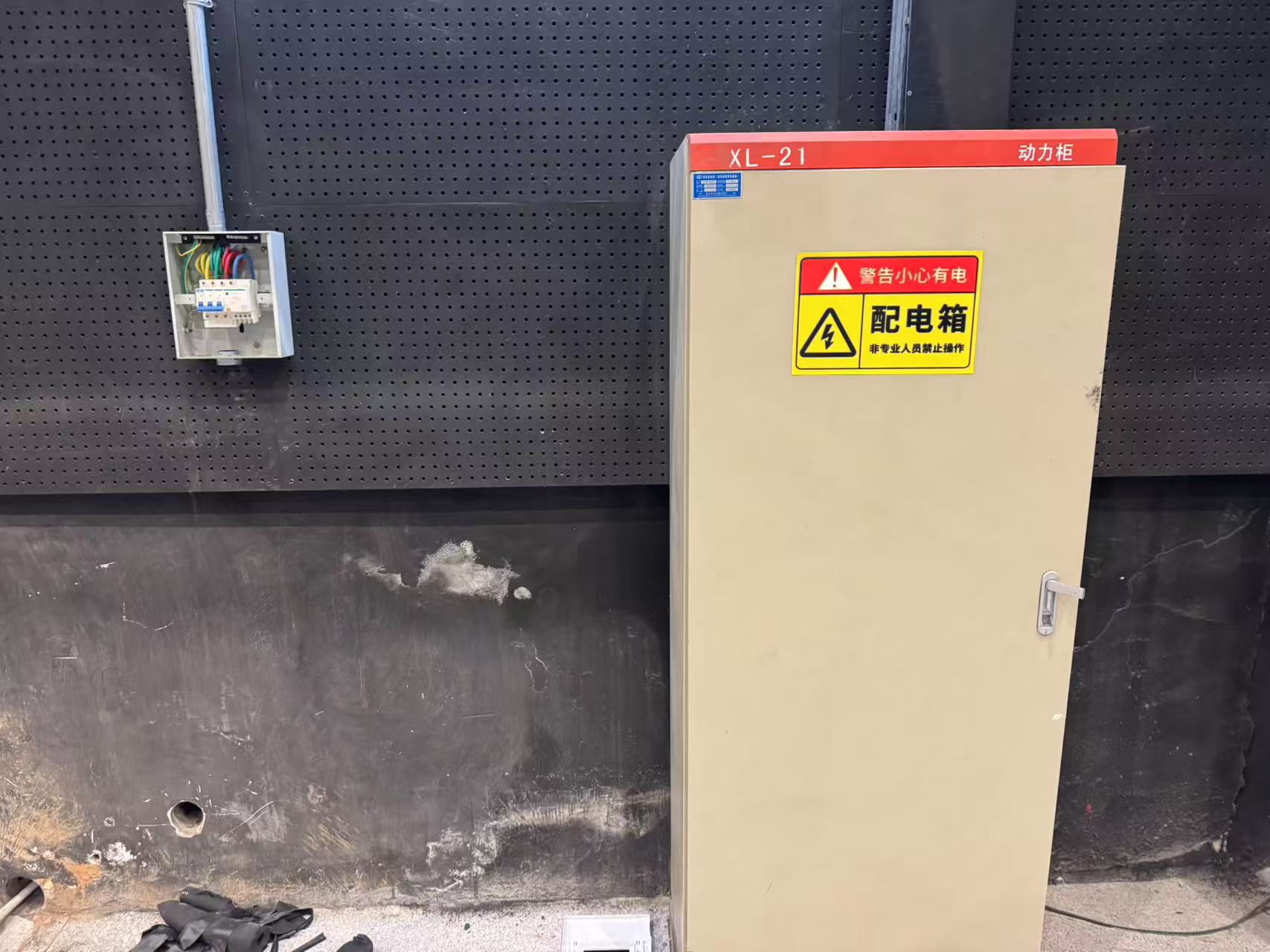 某单位处置的位于北仑区新碶街道富春江路618号的隔墙板、电缆、屋顶式风冷热泵型空调机组、成品移动式卫生间等物资一批