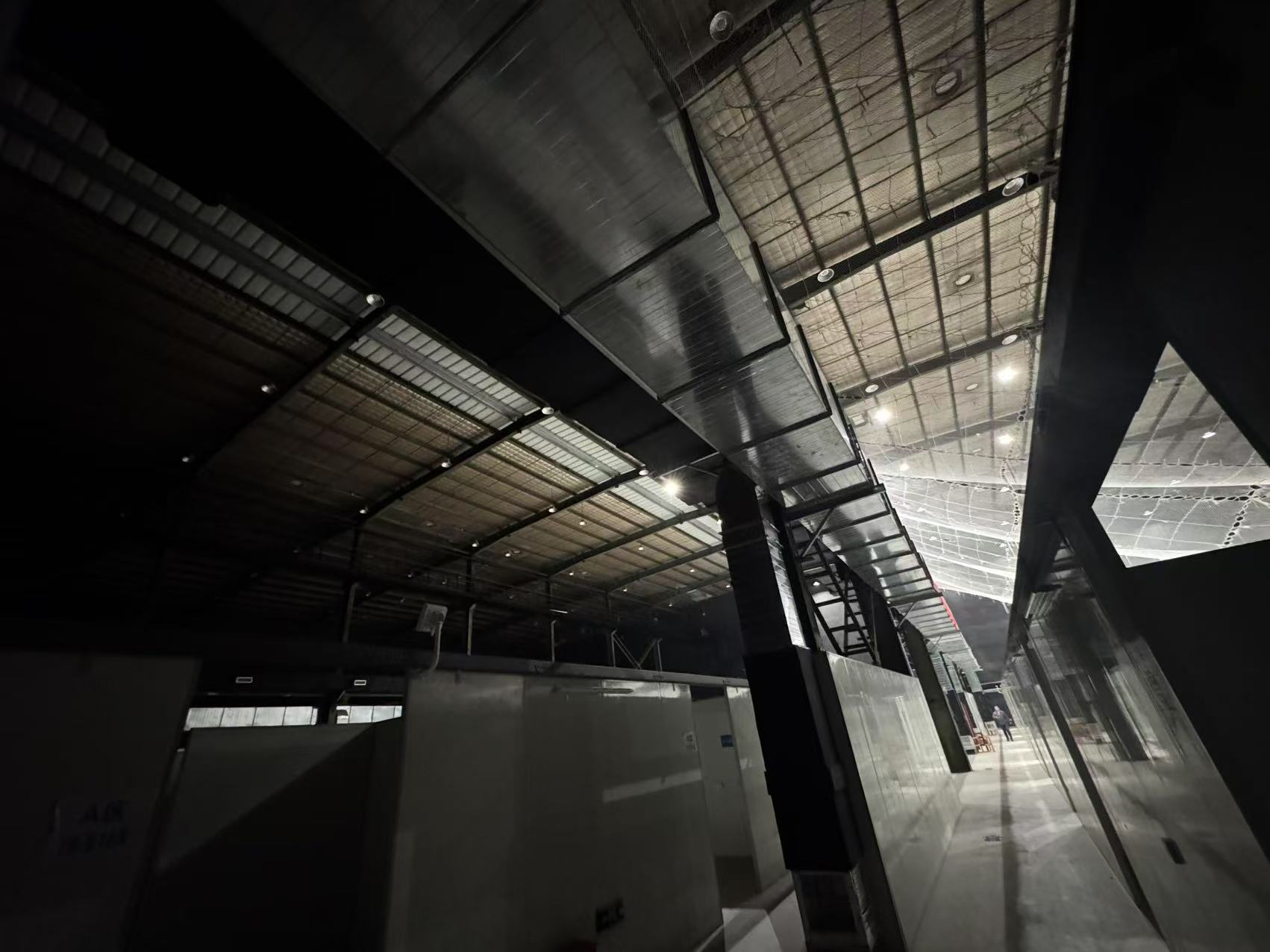 某单位处置的位于北仑区新碶街道富春江路618号的隔墙板、电缆、屋顶式风冷热泵型空调机组、成品移动式卫生间等物资一批