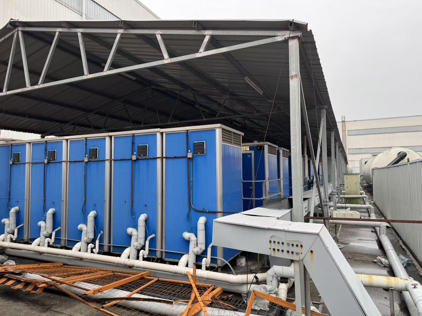 某单位处置的位于北仑区新碶街道富春江路618号的隔墙板、电缆、屋顶式风冷热泵型空调机组、成品移动式卫生间等物资一批
