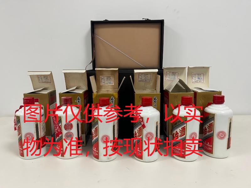 序号002：22004-1,1992年贵州茅台酒
（铁盖），500ml，少酒