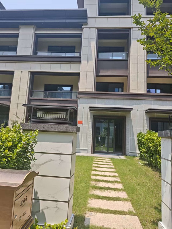 序号13：璞丽府小区，排屋5-102，258.25（含地下储藏室面积61.88）㎡
