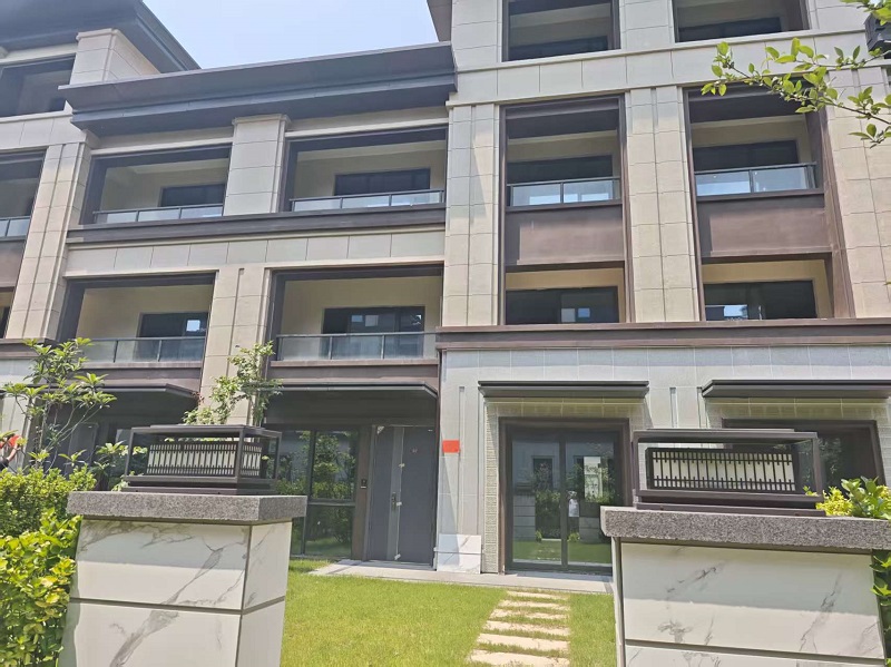 序号17：璞丽府小区，排屋6-102，256.09（含地下储藏室面积59.72）㎡
