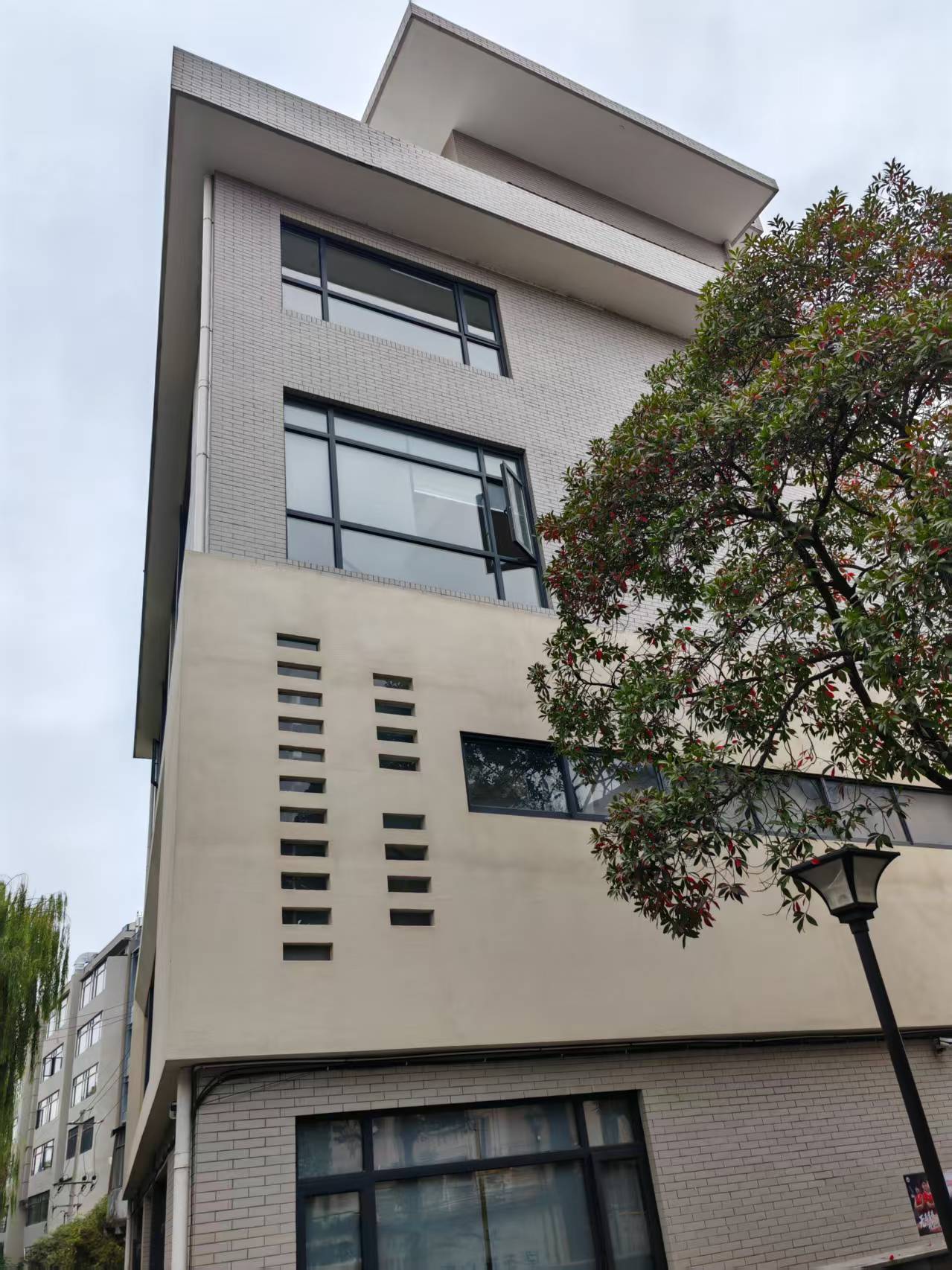 位于杭州市萧山区临浦镇峙山北路89-97号(连续单号)老办公楼仓库租赁权