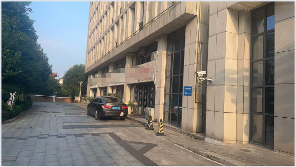 宁波市高新区枫香庭院1#楼沿街商铺,枫香路362号等6处房产,建筑面积合计462.48平方米,土地使用权面积为9,702平方米(未分割),设施设备包含7台空调,整体打包拍卖