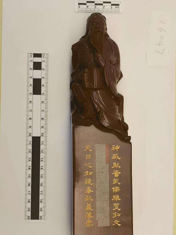 序号14,周炳元:红木石关公像,评估价20000元