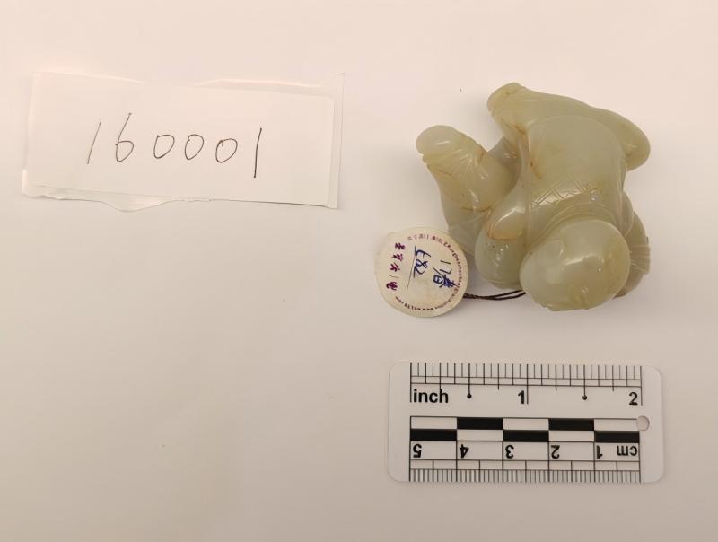 序号26,佚名:白玉圆雕童子嬉戏“我捉住你了”,评估价150000元