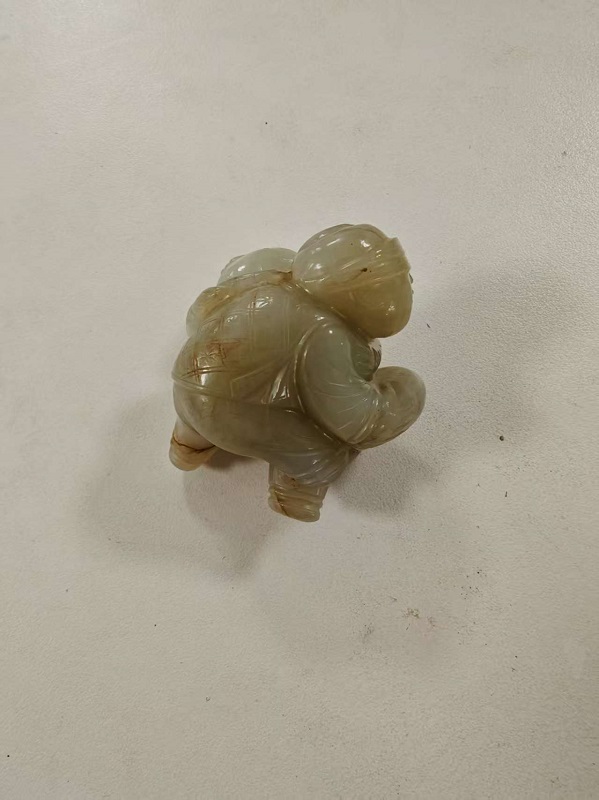 序号26,佚名:白玉圆雕童子嬉戏“我捉住你了”,评估价150000元