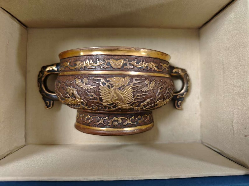 序号27,佚名:胡文明制铜鎏金錾花缠枝花卉纹双兽耳炉,评估价100000元