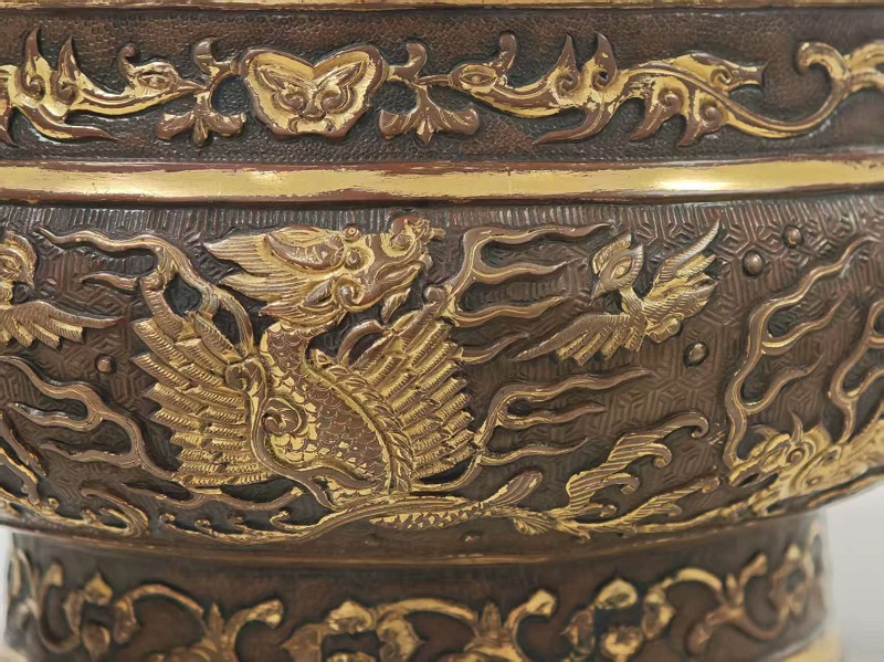 序号27,佚名:胡文明制铜鎏金錾花缠枝花卉纹双兽耳炉,评估价100000元