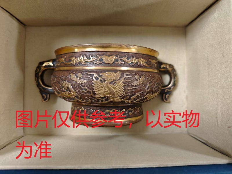 序号27,佚名:胡文明制铜鎏金錾花缠枝花卉纹双兽耳炉,评估价100000元